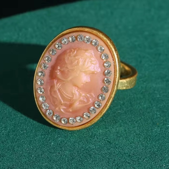 Vintage Aristocrat’s Cameo Antique Brass Masterpiece Ring - Picture 1 of 9